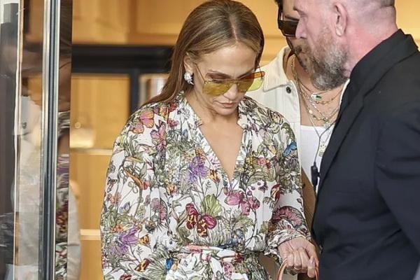 Batalkan Tur, Jennifer Lopez Berbelanja dan Makan Siang Tanpa Ben Affleck