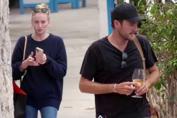 Joe Jonas Kembali Lajang, Sophie Turner Asyik Liburan di Italia dengan Peregrine Pearson