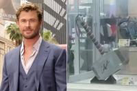 Bintang Thor Chris Hemsworth dan Mjolnir Bersatu Kembali di Universal Studios