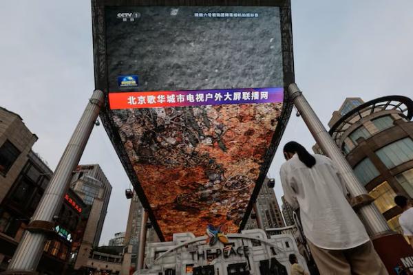 Pendarat Bulan Milik China Pindahkan Sampel Bulan ke Pesawat Ruang Angkasa Menuju Bumi