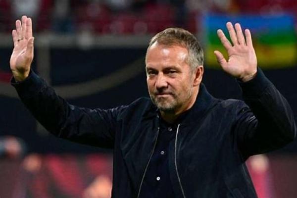 Hansi Flick Tolak De Jong dan Araujo Hengkang dari Barcelona