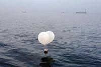 Sebuah balon yang membawa berbagai benda termasuk sampah, yang diyakini dikirim oleh Korea Utara, terlihat di laut lepas Incheon, Korea Selatan, 9 Juni 2024. Yonhap via REUTERS