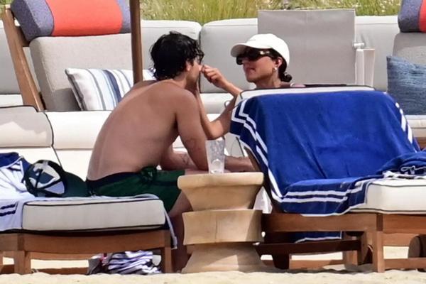 Putus dari Model Stormi Bree, Joe Jonas Lanjut Liburan dengan Aktris Lebanon