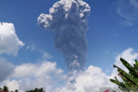 Buumm, Gunung Ibu Meletus,Awan Abu Membumbung Setinggi 4 Kilometer