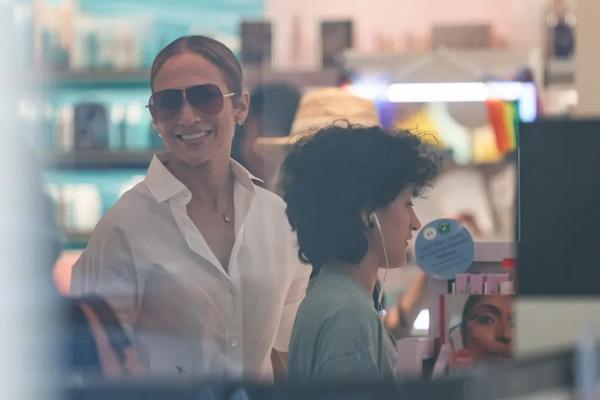 Jennifer Lopez Belanja Bersama Putrinya Saat Ben Affleck dengan Mantan Istrinya Jennifer Garner