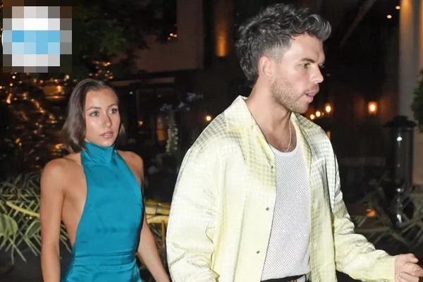 Bye Penelope, Luke Newton `Bridgerton` Gandengan dengan Antonia Roumelioti