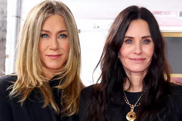 Jennifer Aniston Rayakan Ulang Tahun Ke-60 Sahabatnya Courteney Cox
