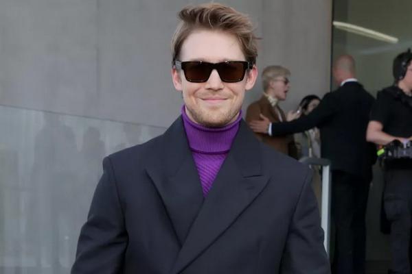 Setelah Bicara Tentang Taylor Swift, Joe Alwyn Hadiri Fashion Show di Milan