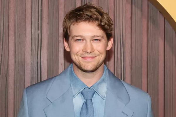 Premier Kinds of Kindness, Joe Alwyn Tampil di Karpet Merah Sejak Komentari Taylor Swift
