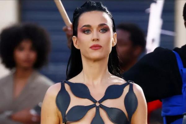 Katy Perry Kejutkan Runway Vogue World: Paris dengan Gaun Geometris