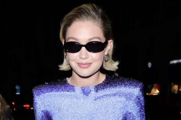 Gigi Hadid Tampil Mencengangkan dengan Gaun Mini Mikro Berlian di Vogue World: Paris