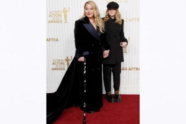 Christine Applegate Sedih Putrinya Sadie Didiagnosis POTS