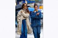 Hapus Nama Ayah, Suri Noelle Beri Penghormatan pada Ibunya Katie Holmes