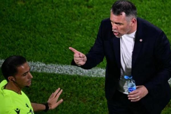 Ilustrasi - pelatih yang sedang memprotes keputusan wasit karena memberikan kartu kepada pemain (The Guardina) 
