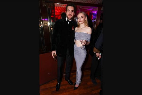 Sophie Turner Menikmati Piknik Romantis dengan Pacarnya Peregrine Pearson