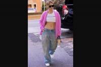 Jalan-jalan Sendirian di New York, Jennifer Lopez Pamer Perut Seksi