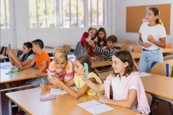 Mengapa Negara Bagian dan Distrik di AS Melarang Penggunaan Smartphone di Sekolah?