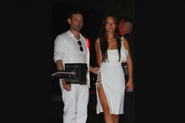 Tobey Maguire Gandeng Model Berusia 20 Tahun di White Party The Fourth of July