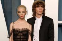 Anya Taylor-Joy Dilamar Suaminya Malcolm McRae di Bangku Forrest Gump