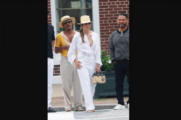 Habiskan Waktu Terpisah, Jennifer Lopez Pakai Gelang Berinisial Ben Affleck