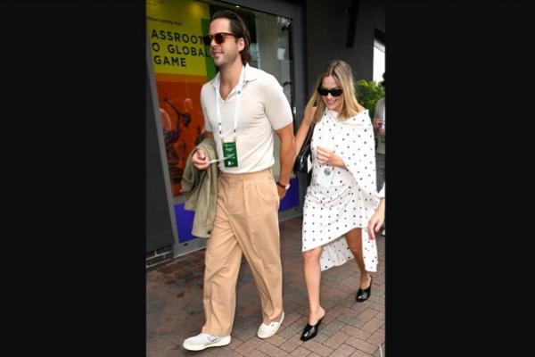 Pakai Gaun Polkadot, Margot Robbie Pamer Baby Bump di Wimbledon