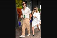 Pakai Gaun Polkadot, Margot Robbie Pamer Baby Bump di Wimbledon