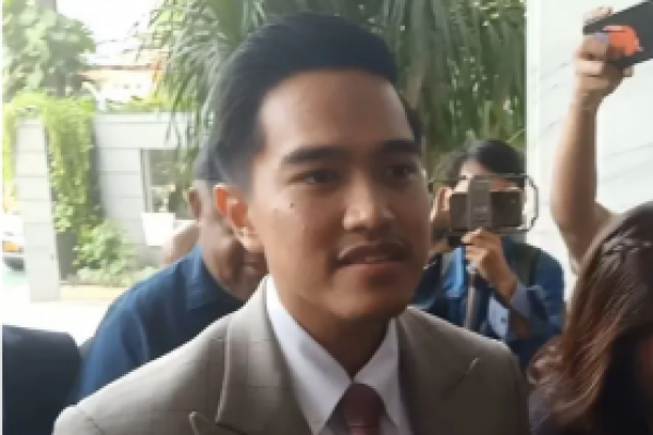 Kenakan Setelah Jas, Kaesang Sambangi NasDem Tower