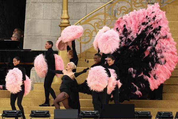 Pembukaan Olimpiade Paris 2024, Lady Gaga Tampil Memukau Lantunkan `Mon Truc en Plumes`