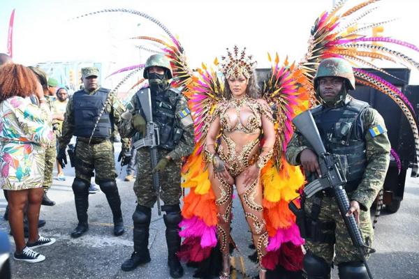 Festival Crop Over di Barbados, Rihanna Tampil Memukau dengan Kostum Sayap Bulu Bertabur Berlian
