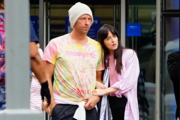 Dakota Johnson dan Vokalis Coldplay Chris Martin Putus Lagi: `Kali Ini Terasa Final`
