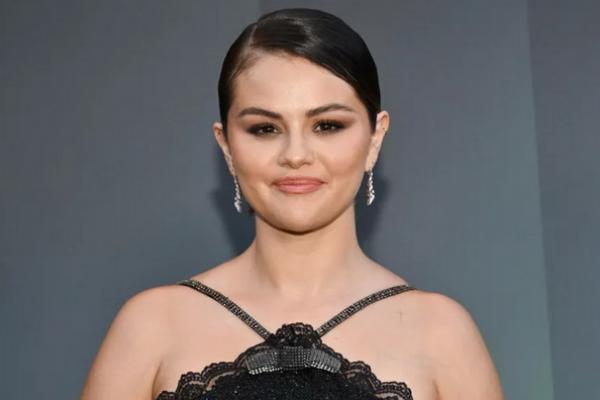 Premier OMITB Musim 4, Selena Gomez Tampil Anggun dengan Mini Dress Hitam Berpayet