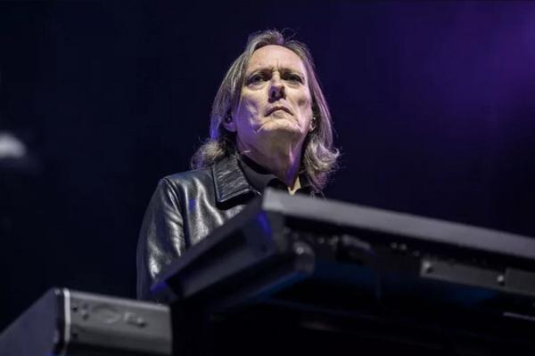 Pemain Keyboard The Cure Roger O`Donnell Didiagnosis Limfoma Langka dan Agresif
