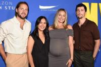 Bergaun Ketat Abu-abu, Margot Robbie Perlihatkan Baby Bump di Karpet Merah