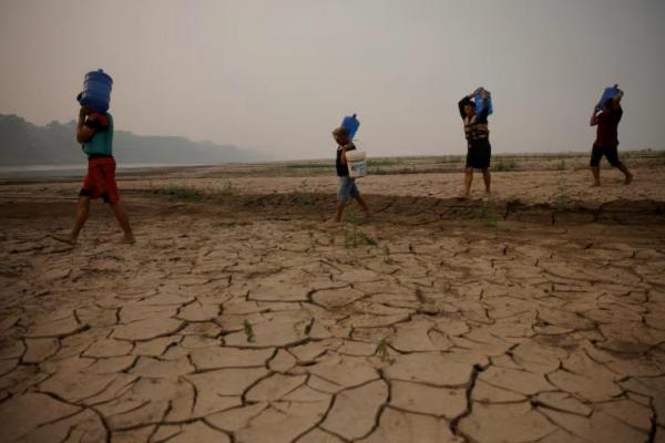 Amazon Alami Kekeringan, Warga Tepi Sungai Bergantung pada Pasokan Air Minum dari Luar