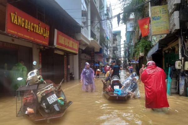 Beberapa Bagian Hanoi Vietnam Masih Terendam Banjir, Korban Tewas Mencapai 197 Orang