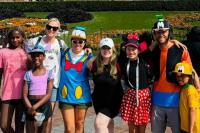 Musim Halloween Hampir Tiba, Charlize Theron Ajak Anak-anaknya Liburan Seram ke Disneyland