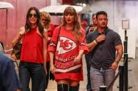 Taylor Swift Dukung Pacarnya Travis Kelce Jadi Pemain Terbaik NFL Tahun Ini
