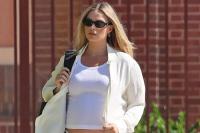 Gaya Hamil, Margot Robbie Tampil Elegan dalam Balutan Monokrom