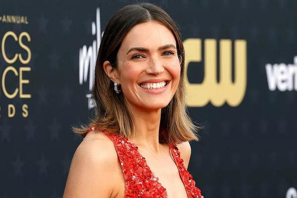 Mandy Moore Kecam Amazon karena Kirim Paket ke Rumah Mertuanya yang Hangus akibat Kebakaran Hutan