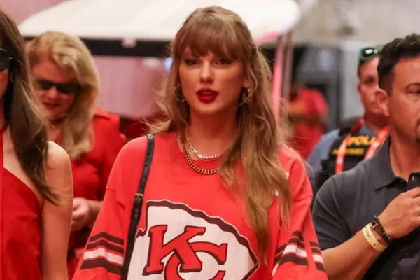 Usai Hadiri Pernikahan Selena Gomez, Taylor Swift Diam-diam Nonton Pertandingan Travis Kelce. (FOTO: GETTY IMAGES) 