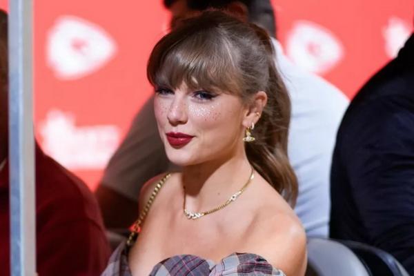 Dukung Travis Kelce Bertanding, Taylor Swift Tampil Seksi dengan Mini Dress Kotak-kotak dan Glitter 