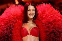 Bella Hadid berjalan di runway Victoria`s Secret Fashion Show 2024, Selasa (15/10/2024) di New York City. (FOTO: GETTY IMAGE)