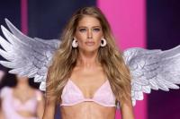 Victoria`s Secret Fashion Show 2024, Gaya Profesional Doutzen Kroes saat Sepatu Rusak di Catwalk