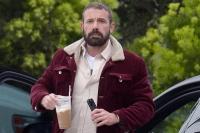 Rehat di Lokasi Syuting, Ben Affleck Terlihat Pakai Cincin Kawin