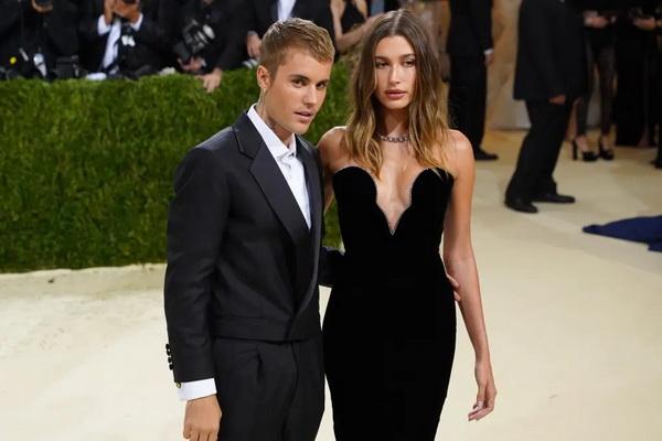 Hailey Bieber Bagikan Foto Suaminya yang Tidur di Tengah Rumor Justin Bieber Unfollow Dirinya