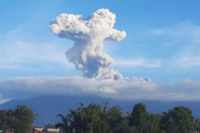 Gunung Marapi Erupsi Kamis Siang, Lontarkan Abu Setinggi 1,5 Km