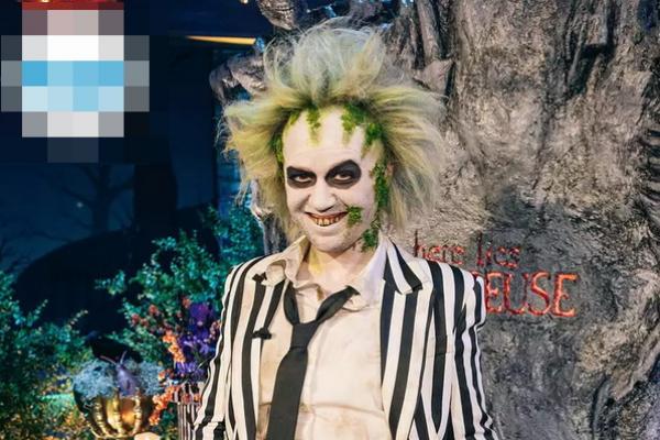 Episode Halloween, Kelly Clarkson Tampil dengan Sosok Menyeramkan Beetlejuice