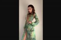 Kostum Halloween Emily Ratajkowski Tiru Gaya Jennifer Lopez dengan Gaun Versace Ikonik