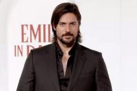 Bintang Emily in Paris Lucas Bravo Salurkan Sisi Gelapnya sebagai Pencuri di Freedom