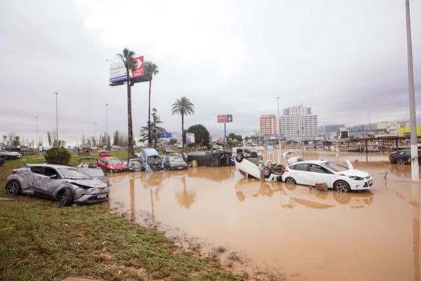 Hujan Deras Guyur Barcelona di Tengah Pencarian Korban Banjir di Valencia